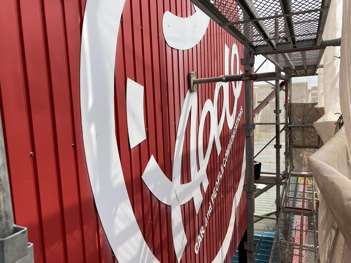 春日井市で古くなったトタン壁の看板を塗り替えリフォームしました 名古屋市の外壁 屋根塗装 防水工事は街の外壁塗装やさん名古屋東店 春日井市で古くなったトタン壁の看板を塗り替えリフォームしました 名古屋市の外壁 屋根塗装 防水工事は街の外壁塗装やさん名古屋東店