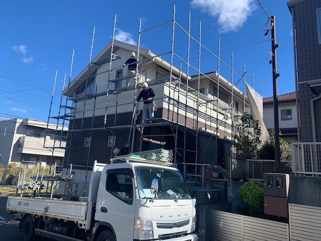 名東区にて外壁塗装前の下準備で高圧洗浄とシーリング交換工事実施の様子・高品質の外壁塗装は下地処理の徹底が鍵