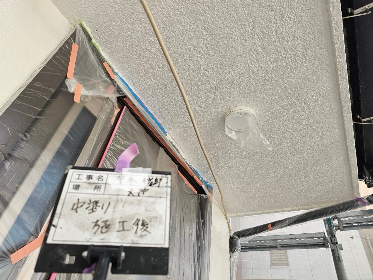 軒天中塗り後