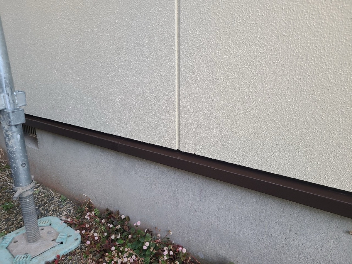 愛知県豊明市で塗り替え工事しました！土台水切を鉄部塗装します！