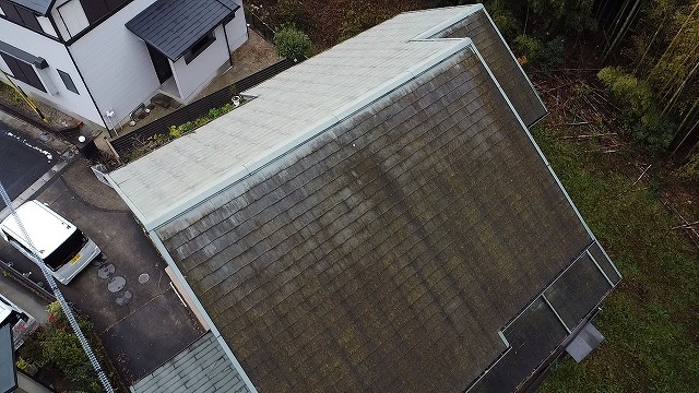 屋根全体の状態確認（変色・汚れの進行）