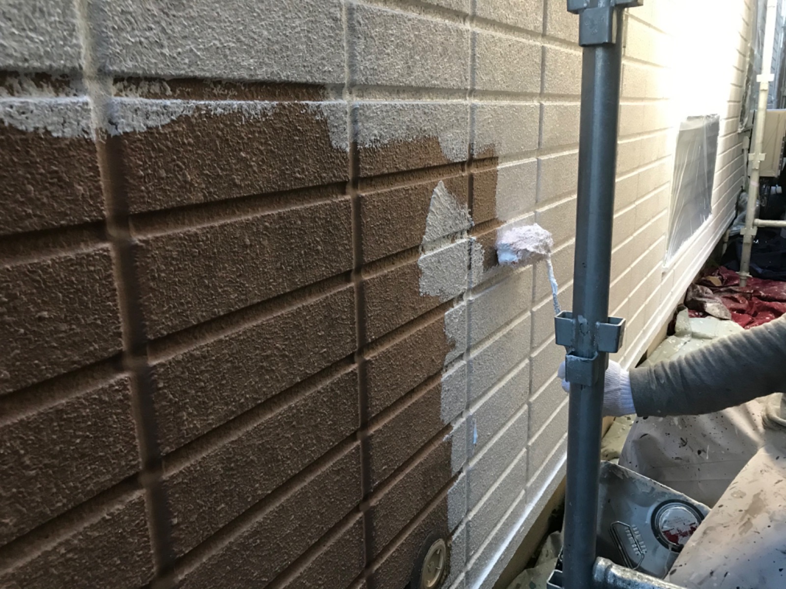 アステック塗料を使って、汚れが付きにくい魔法の塗料で外壁を汚れから守る外壁へと生まれ変わらせました。