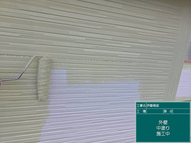 外壁の中塗り作業