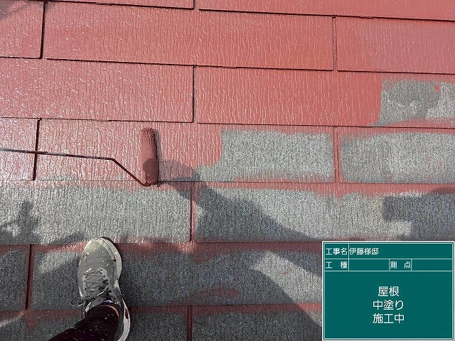 屋根の中塗り作業