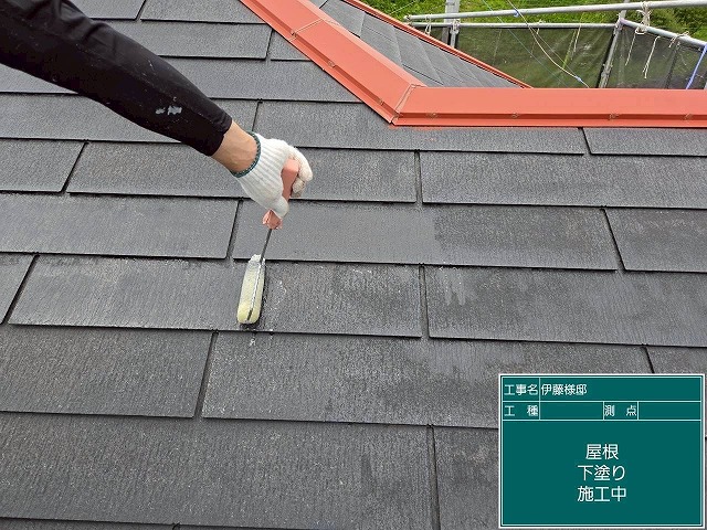 屋根の下塗り施工