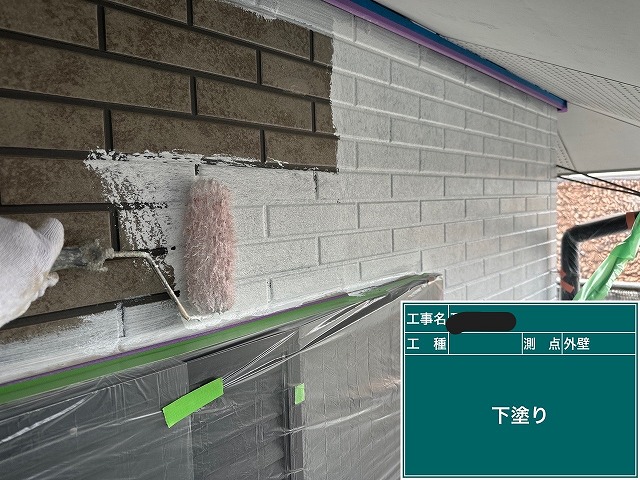 外壁の下塗り作業