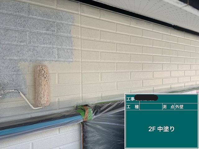 外壁の中塗り作業