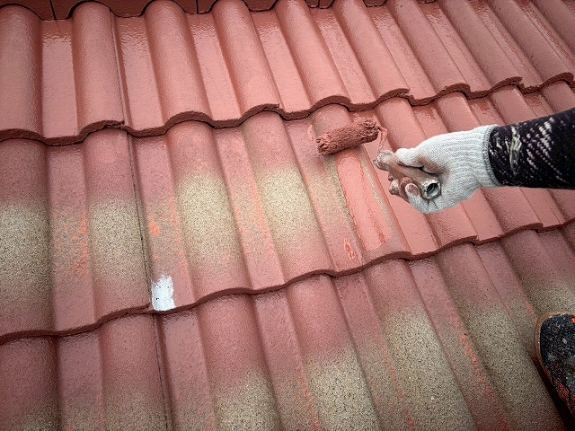 中塗りで色と性能をのせ、仕上がりの基準を作る