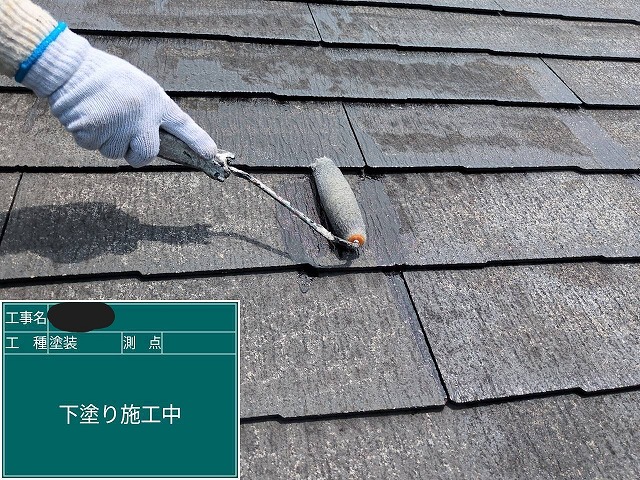 屋根の下塗り作業