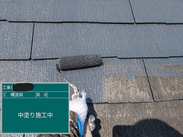 屋根の中塗り作業