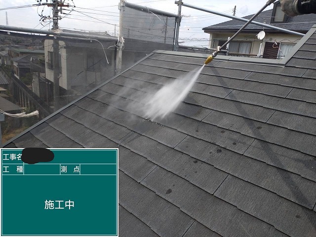 屋根の高圧洗浄作業