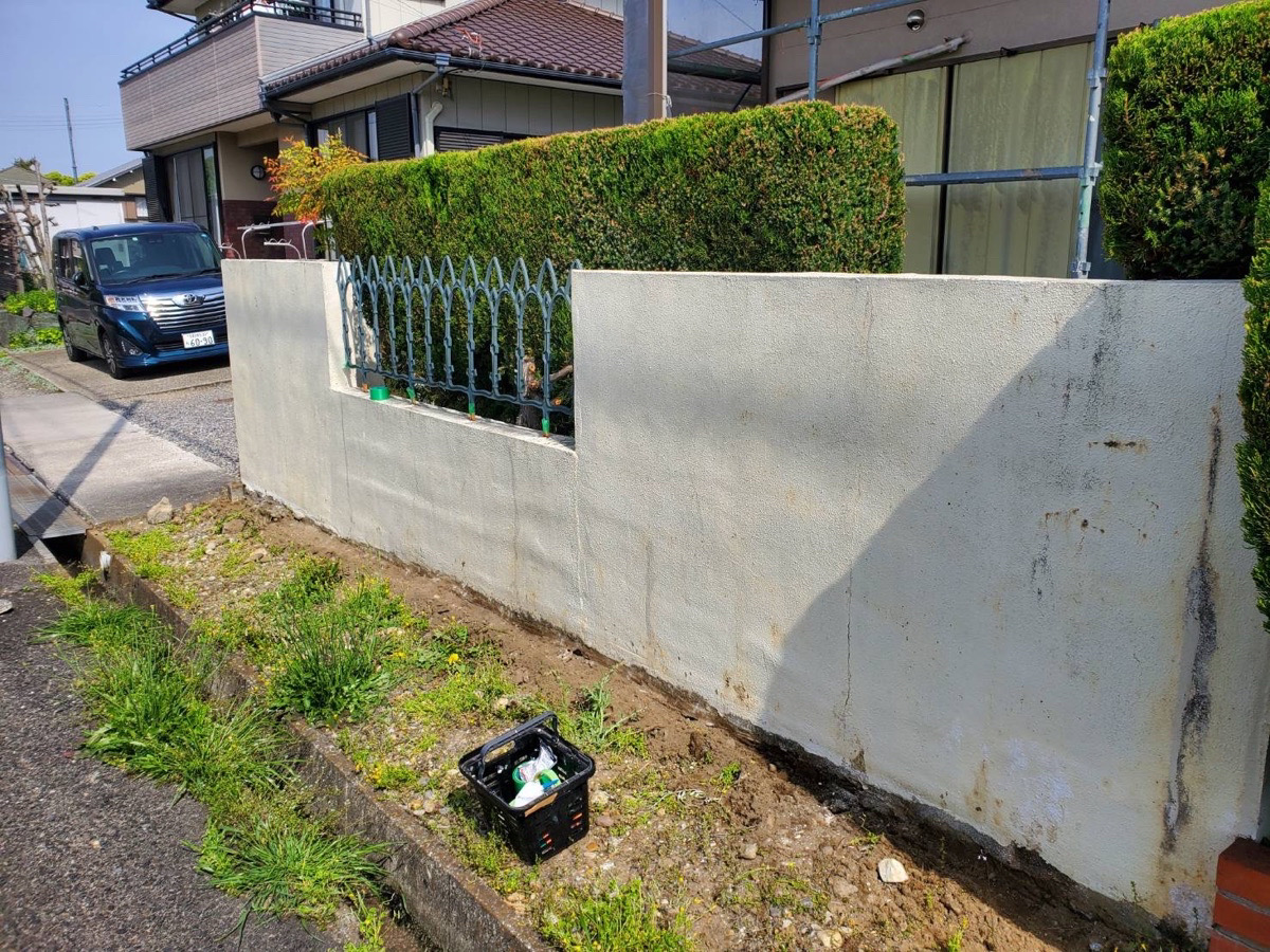 名古屋市緑区で塗膜が膨れてしまった擁壁を塗り替えしました！