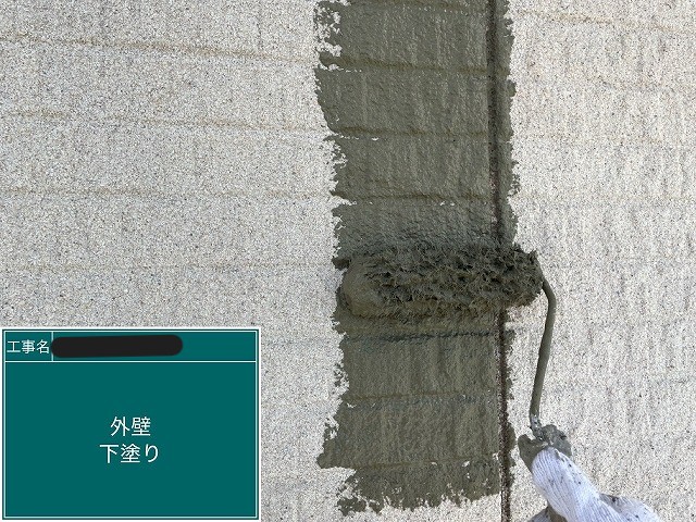 下塗り1回目：密着性を意識した塗り込み
