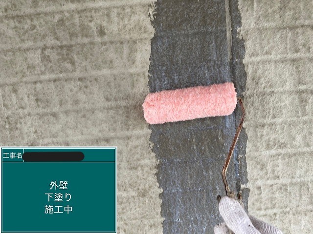 下塗り2回目：塗りムラを抑え、下地を均一化