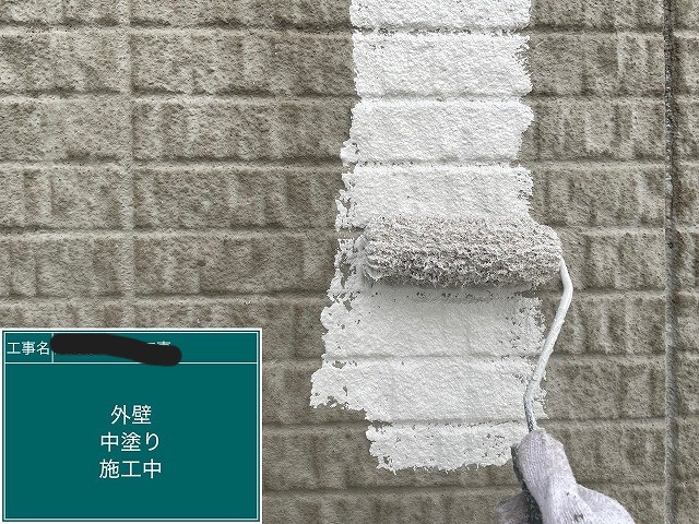 中塗り：仕上げ塗料の性能を出すための一層