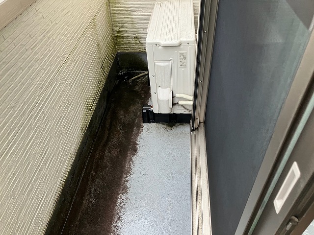 バルコニー床の状態と水分・汚れの滞留をチェック