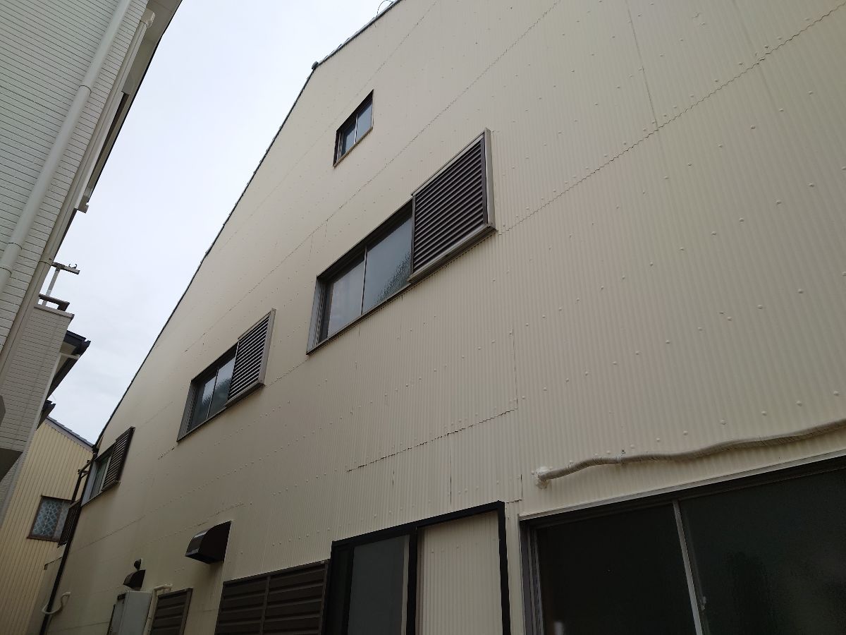 名古屋市昭和区で築３０年の波トタンを外壁塗装！断熱塗料GAINAを使用しました！