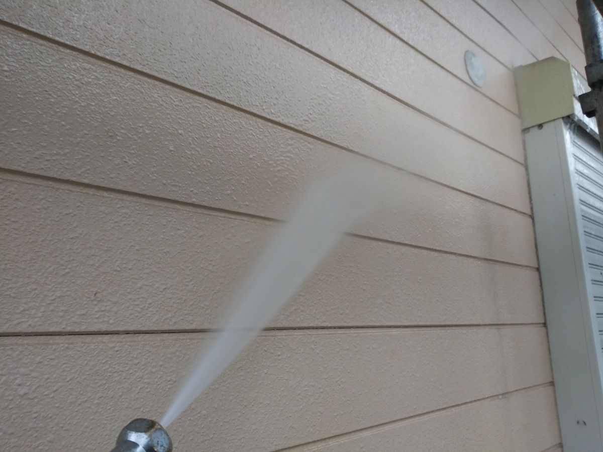 名古屋市昭和区でコケが広がったリシン壁を高圧洗浄して除去していきます！