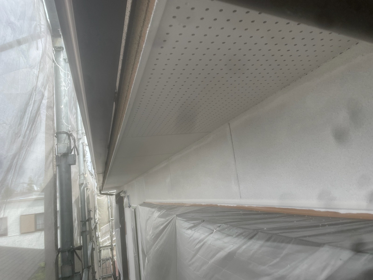 名古屋市緑区で黒ずんでしまった軒天井を塗り替え！