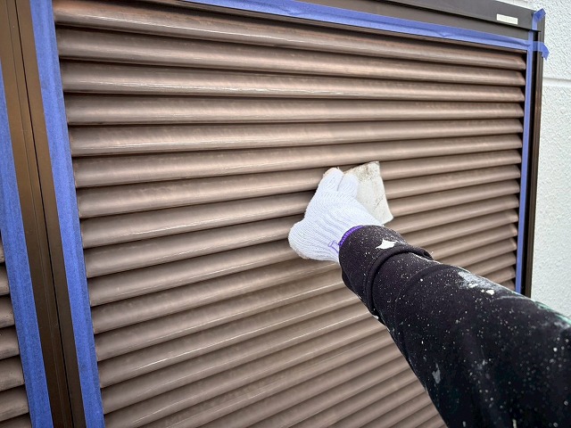 雨戸の下地調整（ケレン・清掃）