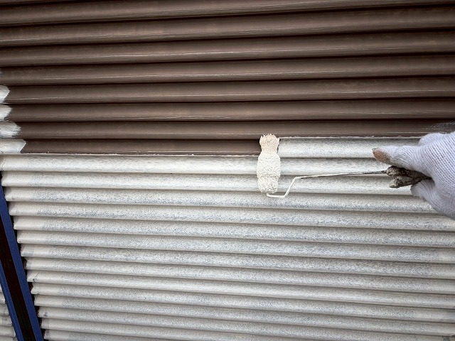 雨戸の下塗り（密着性を高める工程）