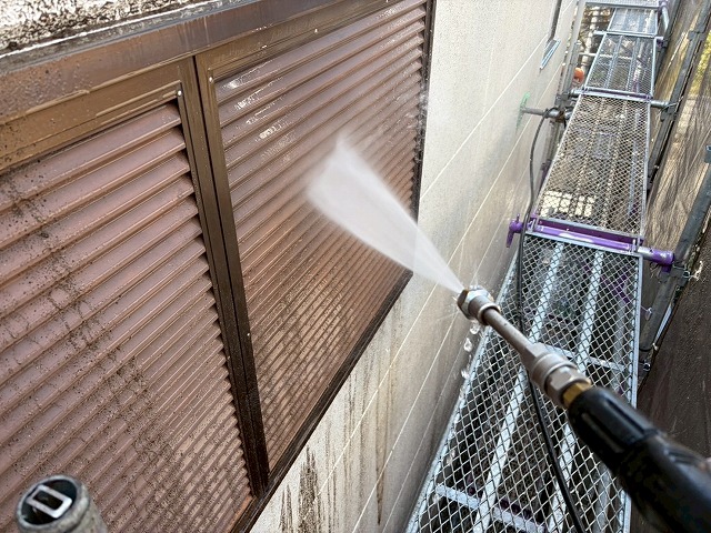 雨戸の高圧水洗浄